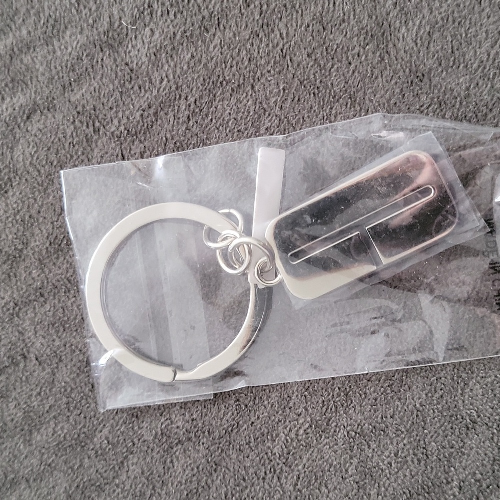 COPY - Clinique C Initial Keychain - Picture 2 of 3